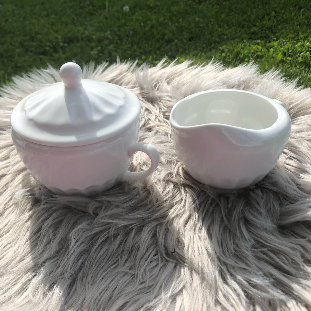 Cream and sugar set